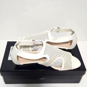 Array Women's Tati Leather Perforated Wedges White 8.5N